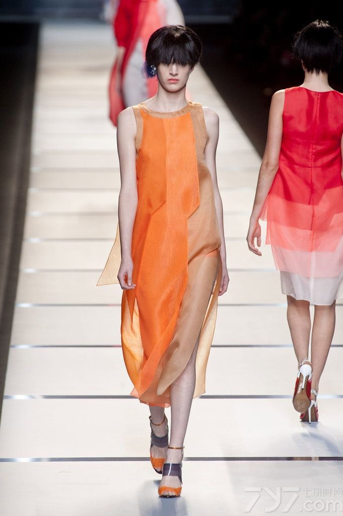 芬迪FENDI2014春夏系列女装层次感非常明星，不仅是颜色由浅到深或者由深到浅，设计同样如此，连衣裙一片一片的层叠下来，非常有立体感。FENDI新系列女装颜色也是丰富多彩，从经典的黑白色到惹眼的红色和黄色再到优雅的蓝色等等，非常迎合春天五颜六色和春意盎然的味道。
