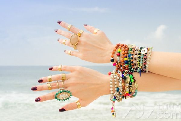 巴西珠宝品牌Metally推出了其2014年春夏最新珠宝系列，设计师Lilly Barbato。新系列珠宝分为两种截然不同的风格，一种属于里约40多度的仲夏火热夏季配饰，五颜六色的层次感超时尚，非常适合热情似火的年青人；另一种是聚会PARTY款式，用各色宝石制成，外观经典优雅！