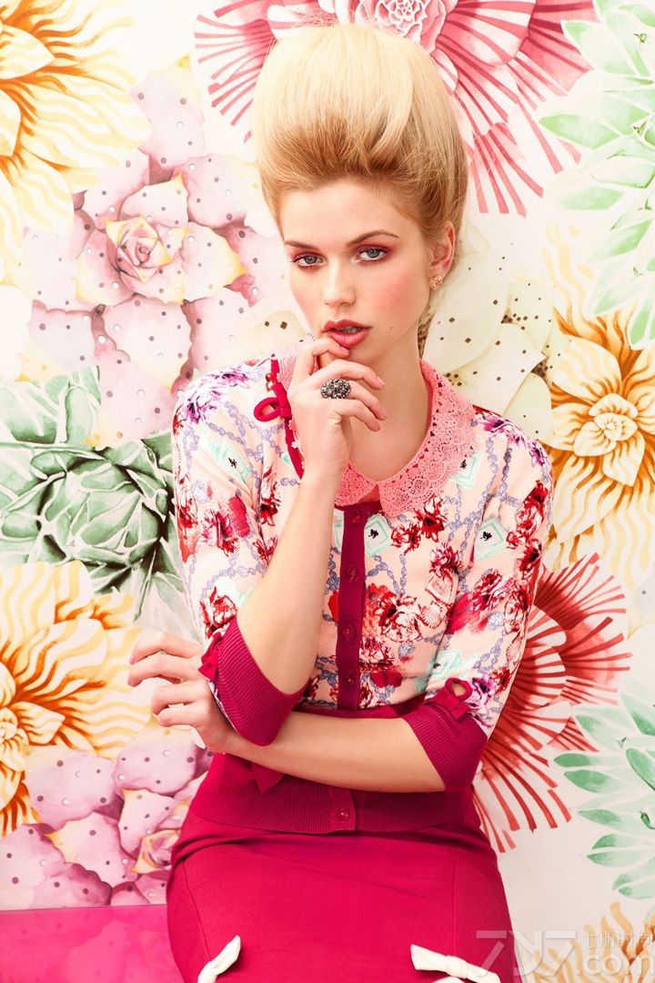 Alannah Hill 发布2013最新款「Parlour Girl」时尚女装系列LookBook。肤白皙妆容精致的模特，穿上这些甜美性感的时装仿佛沐浴在七彩斑斓的阳光下。蕾丝，蝴蝶结，印花，这些经久不衰元素的运用，使得无论是简约休闲的小礼服，还是个性十足的配饰们都洋溢着青春的气息。
