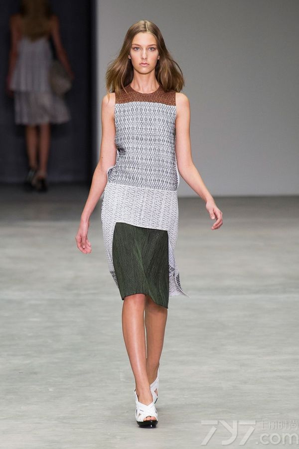 Calvin Klein2014春夏系列女装以黑色和白色作为主色调，加入几款粉红色、薄荷绿和绿宝石色设计，点亮整个春夏系列女装。高档材料简单大方裁剪，是极简主义的完美选择，搭配起来轻而易举有一个很别致的外观。