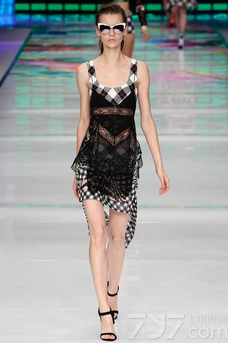 Just Calli怎会少了豹纹的身影？这次豹纹与格纹以及花卉肆意拼接混杂呈现出一种鲜亮的视觉冲击。春夏系列各个品牌都少不了花卉元素，而Calli选用的花卉与其说是花朵不如说是选用花的枝叶来营造有棱角的图形，从而体现女人强势性感的魅力！