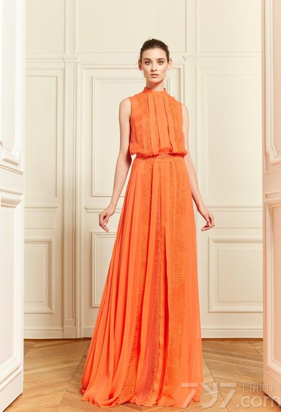 黎巴嫩设计师祖海·慕拉（Zuhair Murad）呈现了他的2014年早春度假系列优雅晚装。从设计精巧的晚礼服到裁剪精细晚上穿的西装，Zuhair Murad2014年早春度假系列包含了所有形式的晚装。而色彩方面即采用了夏季流行的素雅白色、柔和裸色、靓丽珊瑚色和气质绿松石色，同时也采用了任何季节都少不了的神秘黑色！该系列的闪光之处就在于长袖裸色连衣裙上的特色图案和黑色珠饰，以服其它款衣服领口和臀部上的花卉细节。