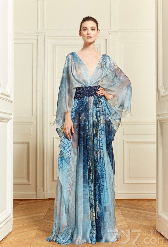 黎巴嫩设计师祖海·慕拉（Zuhair Murad）呈现了他的2014年早春度假系列优雅晚装。从设计精巧的晚礼服到裁剪精细晚上穿的西装，Zuhair Murad2014年早春度假系列包含了所有形式的晚装。而色彩方面即采用了夏季流行的素雅白色、柔和裸色、靓丽珊瑚色和气质绿松石色，同时也采用了任何季节都少不了的神秘黑色！该系列的闪光之处就在于长袖裸色连衣裙上的特色图案和黑色珠饰，以服其它款衣服领口和臀部上的花卉细节。