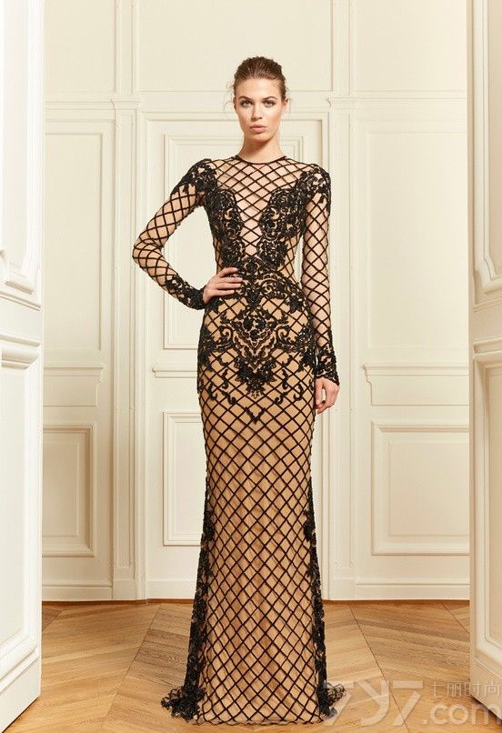 黎巴嫩设计师祖海·慕拉（Zuhair Murad）呈现了他的2014年早春度假系列优雅晚装。从设计精巧的晚礼服到裁剪精细晚上穿的西装，Zuhair Murad2014年早春度假系列包含了所有形式的晚装。而色彩方面即采用了夏季流行的素雅白色、柔和裸色、靓丽珊瑚色和气质绿松石色，同时也采用了任何季节都少不了的神秘黑色！该系列的闪光之处就在于长袖裸色连衣裙上的特色图案和黑色珠饰，以服其它款衣服领口和臀部上的花卉细节。