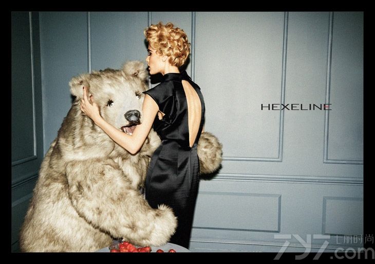 波兰品牌 Hexeline 发布2013秋冬时尚女装广告大片。此次大片由摄影师Marcin Kempski及I Like Photo Group 执镜，模特Nicole G出镜演绎。优雅小黑裙更显内敛，休闲款外套穿出知性气质，包臀式小短裙配搭黑手套重现了赫本式的优雅。　　