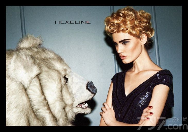 波兰品牌 Hexeline 发布2013秋冬时尚女装广告大片。此次大片由摄影师Marcin Kempski及I Like Photo Group 执镜，模特Nicole G出镜演绎。优雅小黑裙更显内敛，休闲款外套穿出知性气质，包臀式小短裙配搭黑手套重现了赫本式的优雅。　　