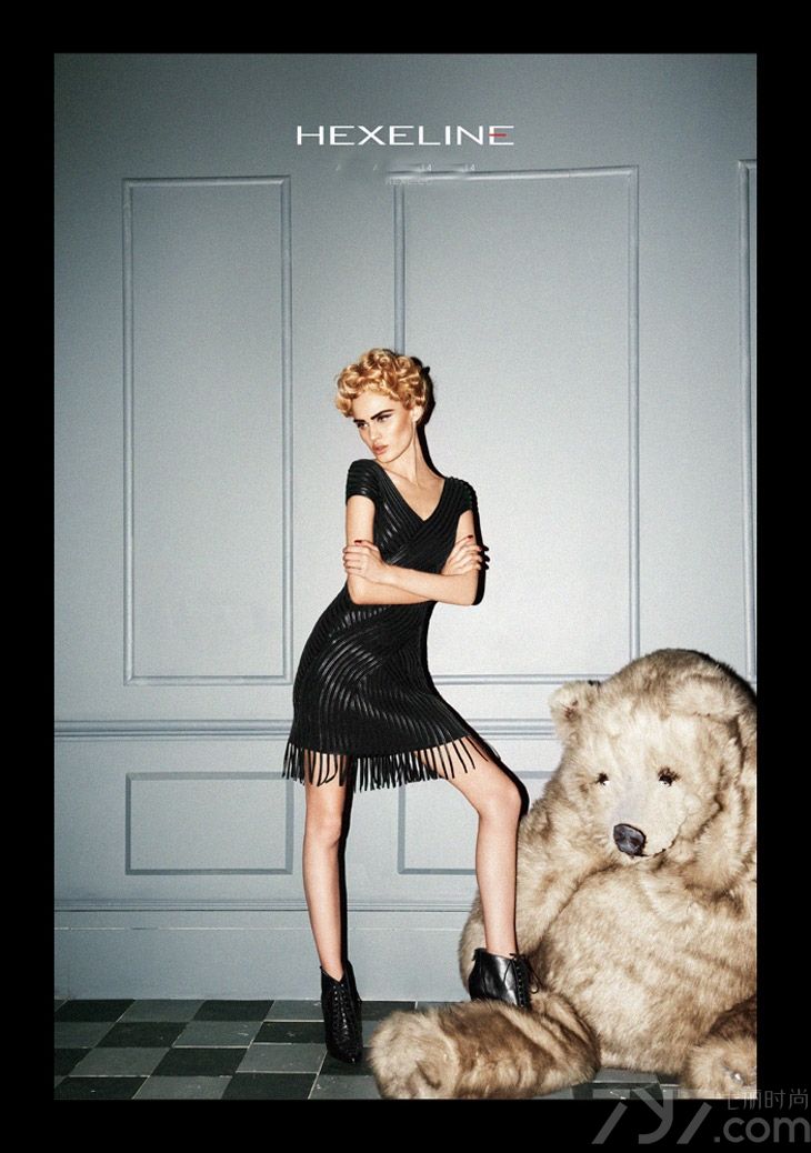 波兰品牌 Hexeline 发布2013秋冬时尚女装广告大片。此次大片由摄影师Marcin Kempski及I Like Photo Group 执镜，模特Nicole G出镜演绎。优雅小黑裙更显内敛，休闲款外套穿出知性气质，包臀式小短裙配搭黑手套重现了赫本式的优雅。　　
