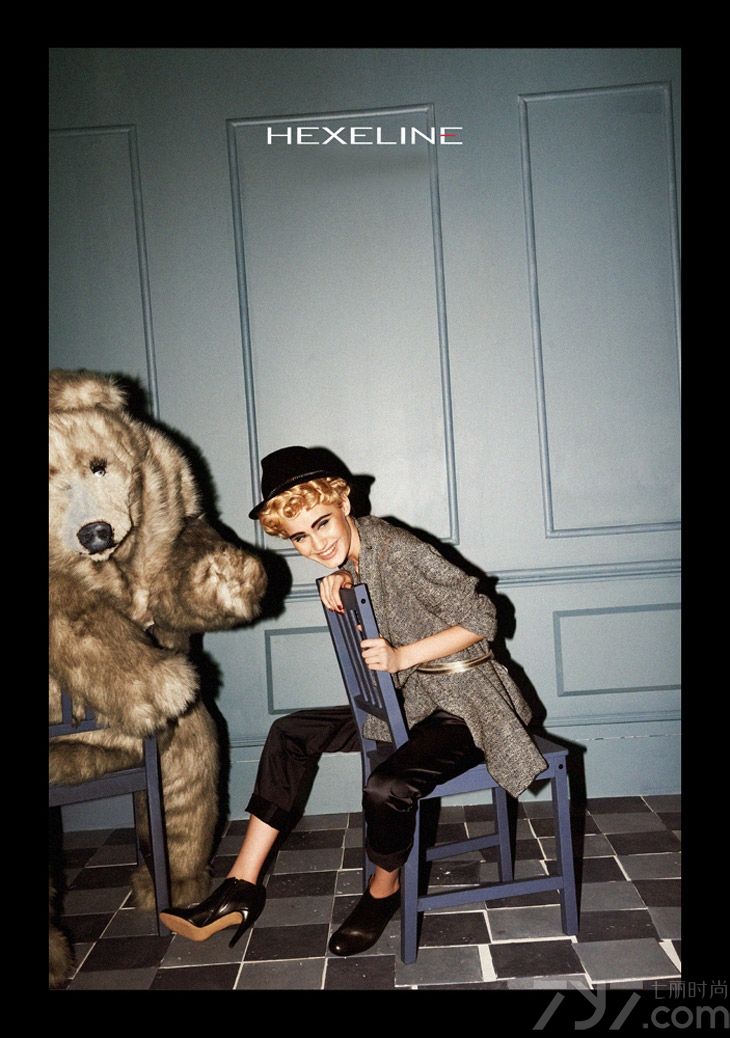 波兰品牌 Hexeline 发布2013秋冬时尚女装广告大片。此次大片由摄影师Marcin Kempski及I Like Photo Group 执镜，模特Nicole G出镜演绎。优雅小黑裙更显内敛，休闲款外套穿出知性气质，包臀式小短裙配搭黑手套重现了赫本式的优雅。　　