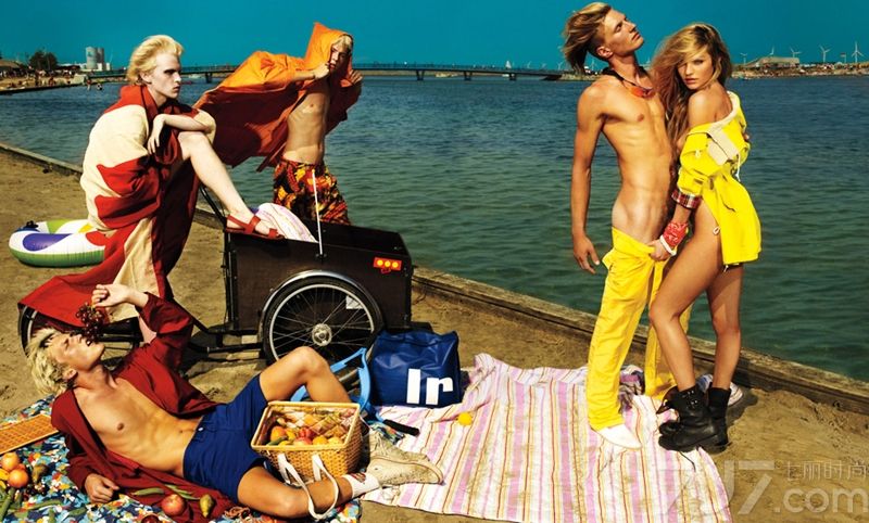 <p>坎蒂丝&middot;斯瓦内普尔（Candice Swanepoel）的腼腆恬静在众天使中显得犹为凸出，拥有近乎完美的身材，丰满的胸部，纤细的腰身和修长的双腿，笑容含蓄妖媚，配合她那双会说话的眼睛，令人无法抵挡。超模坎蒂丝恬淡中带有性感的气质也为她赢得了更多的人气。成为维多利亚的秘密新天使中的佼佼者，同时在high fashion领域也有不俗表现。今天为大家带来了坎蒂丝最新性感图片，一起来欣赏吧！</p>