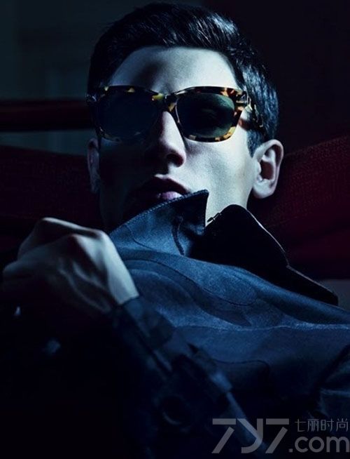 Valentino华伦天奴是意大利的国宝级品牌。Valentino发布2013秋冬时尚男装系列广告大片，邀请了著名摄影师Craig McDean到巴黎Hotel Salomon de Rotchild酒店操刀拍摄。片中的主角阿根廷男模Nicolas Ripoll扮演一个六十年代的意大利男演员，他除了拥有华伦天奴男士的优雅特质外，衣服更恰如其分地展现出现代的时尚感，完美地呈现品牌秋冬系列的主题。