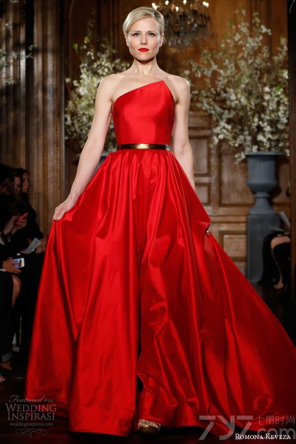 著名设计师 Romona Keveza 日前发布了其2013年秋季成衣婚纱礼服系列，奢华而高贵。Romona Keveza曾经连续三年荣获享誉国际杰出经典婚纱设计师大奖，在今年秋季推出全新婚纱系列，华丽的布料经过细致的剪裁，加上设计师的点缀，服装的变化让人心动不已。Romona Keveza经典的款式、高贵典雅的皇室气息，让每一款婚纱都恒久经典，永不过时，在婚纱界成为充满着传奇色彩的婚纱名品牌。