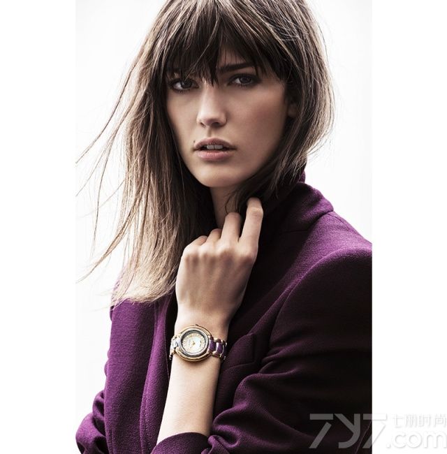 Escada 艾斯卡达发布2013秋冬女装时尚广告大片。简洁、洗练、精明、个性是埃斯卡达刻意创造的形象，服装风格明快，造型优雅，机能性强，实用性高，可系列搭配或单品组合，注重新型织物及独到的色彩体系的运用也是其特色之一。本次大片由超模Kendra Spears演绎，KNOEPFEL & INDLEKOFOER负责掌镜，展现秋冬季节剪裁得体的外套和女性化的连衣裙裙装。