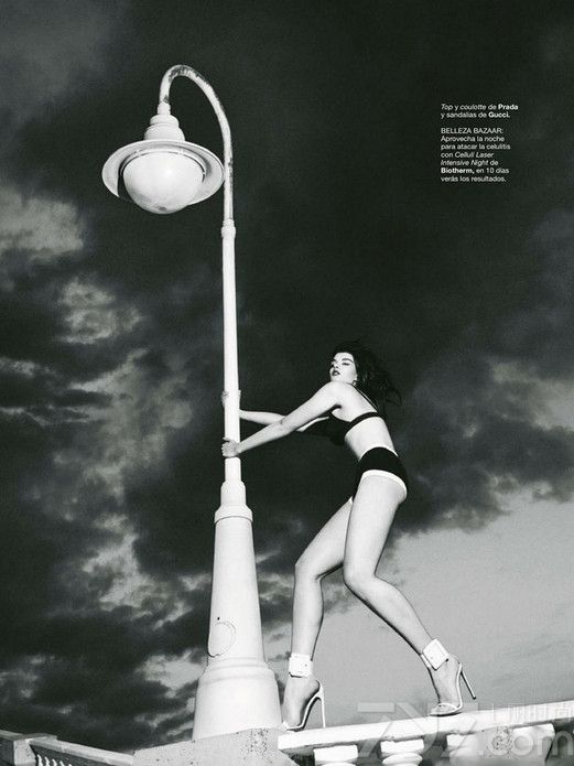 <p>美国超模克莉丝朵&middot;雷恩(Crystal Renn)日前登上《时尚芭莎》西班牙版8月刊封面，为其拍摄一组性感写真大片，身着比基尼演绎湿身诱惑。</p>