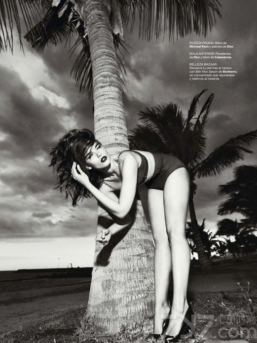 <p>美国超模克莉丝朵&middot;雷恩(Crystal Renn)日前登上《时尚芭莎》西班牙版8月刊封面，为其拍摄一组性感写真大片，身着比基尼演绎湿身诱惑。</p>