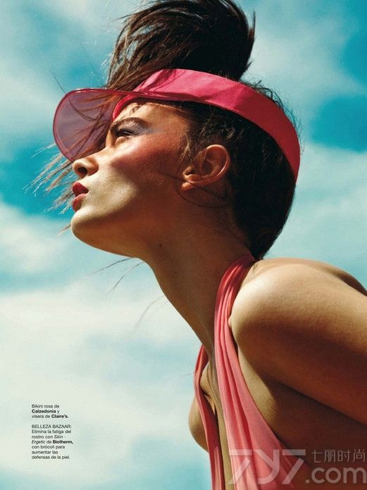 <p>美国超模克莉丝朵&middot;雷恩(Crystal Renn)日前登上《时尚芭莎》西班牙版8月刊封面，为其拍摄一组性感写真大片，身着比基尼演绎湿身诱惑。</p>