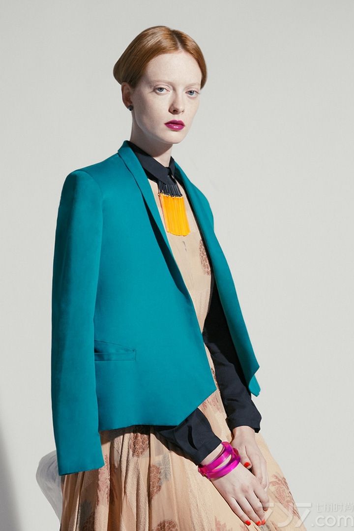 与其说「vogue」是时尚志，不如说她是流行的艺术结晶。每个月的四项主题重点都有独到之处，以其时尚的敏锐触角，为您精心营造流行与艺术的气质品味。《Vogue》意大利版2013年7月号时尚大片，「桑菲尔德烈焰」巧妙的运用色彩的搭配，带来强烈的视觉震撼。