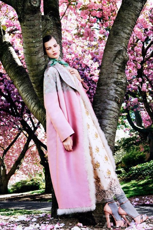 贝蒂·弗兰科 (Bette Franke) 天生一张圆润立体的俏脸，碧蓝的内双眼和鼓嘟嘟的嘴唇是贝蒂·弗兰科 (Bette Franke) 的个人标志，而那双笔直纤细的美腿更加令人羡慕。Bette Franke拍摄《Vogue》日本版2013年8月号，性感迷人。