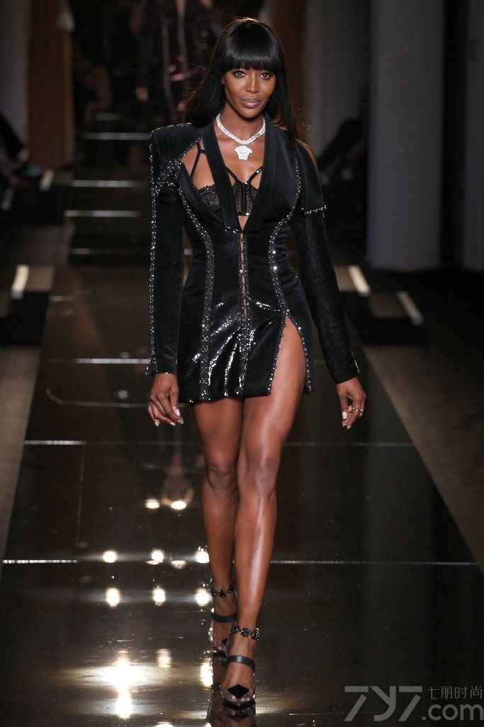 范思哲的时尚产品渗透了生活的每个领域，其鲜明的设计风格，独特的美感，极强的先锋艺术表征让它风靡全球。Versace（范思哲）日前于巴黎发布Atelier Versace 2013年秋冬高级定制系列。整个秀场充满性感的味道，不管是不规则开叉的短裙还是斜肩连衣裙，亦或者性感透视的深V连体裤，以至蕾丝胸衣高跟鞋都成为精彩的细节。是独特的美感极强的先锋艺术的象征。