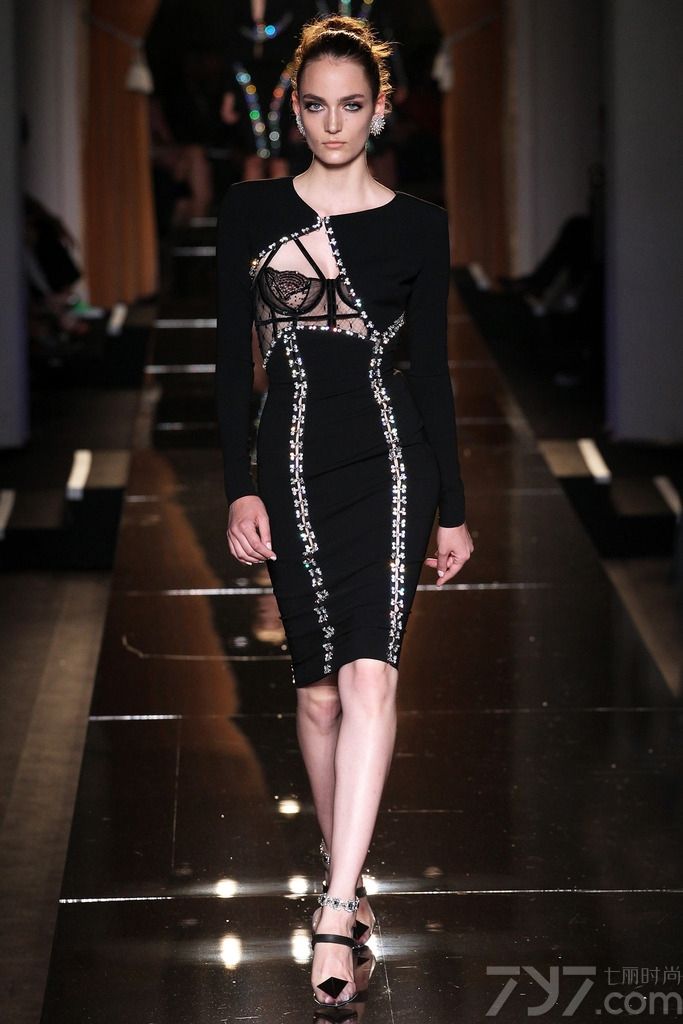 范思哲的时尚产品渗透了生活的每个领域，其鲜明的设计风格，独特的美感，极强的先锋艺术表征让它风靡全球。Versace（范思哲）日前于巴黎发布Atelier Versace 2013年秋冬高级定制系列。整个秀场充满性感的味道，不管是不规则开叉的短裙还是斜肩连衣裙，亦或者性感透视的深V连体裤，以至蕾丝胸衣高跟鞋都成为精彩的细节。是独特的美感极强的先锋艺术的象征。