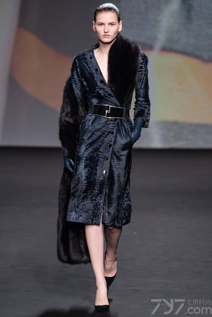 Christian Dior 克里斯汀·迪奥继承着法国高级女装的传统，始终保持高级华丽的设计路线，选用高档的华丽、上乘的面料表现出耀眼、光彩夺目的华丽与高雅女装，倍受时装界关注。Christian Dior 克里斯汀·迪奥日前于巴黎发布2013年秋冬高级定制系列。在一片移动的花墙的衬托下落幕，华丽考究的造型，带着Dior的精致工艺和Raf Simons的清新个人烙印。