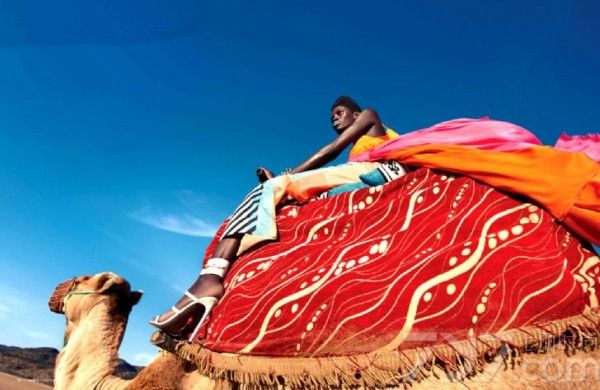 黑人超模Kinee Diouf演绎《Vogue》荷兰版2013年7月刊时尚大片，狂野十足。