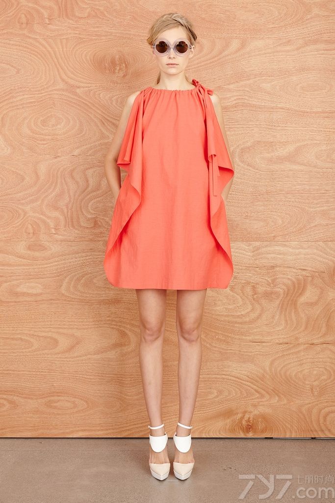 新西兰Karen Walker发布2014系列女装，凸显青春活力，加上时尚的眼镜元素，充满度假休闲气息的海军风猛然吹起，更利用条纹与圆点，画出了这个让人依恋的梦想地，穿插其中的白色与粉色则为这趟海上之旅添上一丝清淡飘扬的甜味。