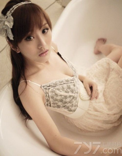 女人是上天赐给世间的精灵，养眼的美女更加是让人觉得赏心悦目，各色美女图片在网络上层出不穷，有的被网友拿来做头像，有的被网友用来贴图，有的被网友放在签名中装饰帖子。为此，小编精选了一批近几年来在互联网上图片点击率相当高的美女红人们的性感美图，慢慢欣赏哦，看看有没有你喜欢的在里面！