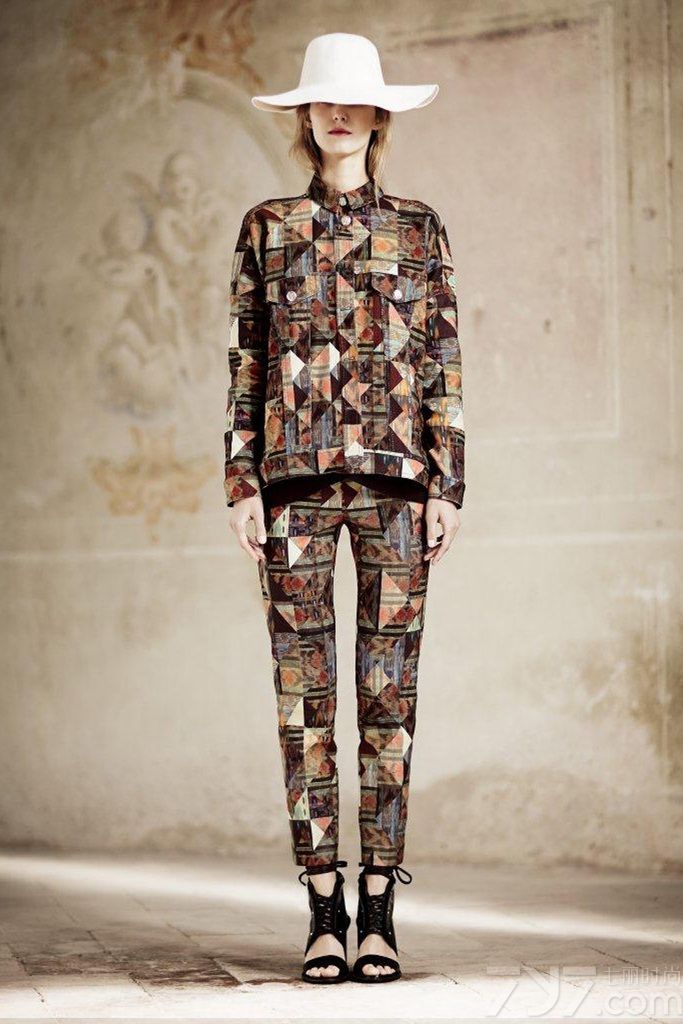 Philosophy发布2014早春度假系列时尚女装LookBook。本系列还是唯美的民族风格，带有一点欧式民族风的唯美与浪漫，加入了低调的大地色系印花。黑白灰裸的基调下与大檐帽的搭配延伸出羞怯的少女暧昧情节，不裸露不高调，带点文艺带点儿个性，这样迷离不清的少女味道却更诱人。