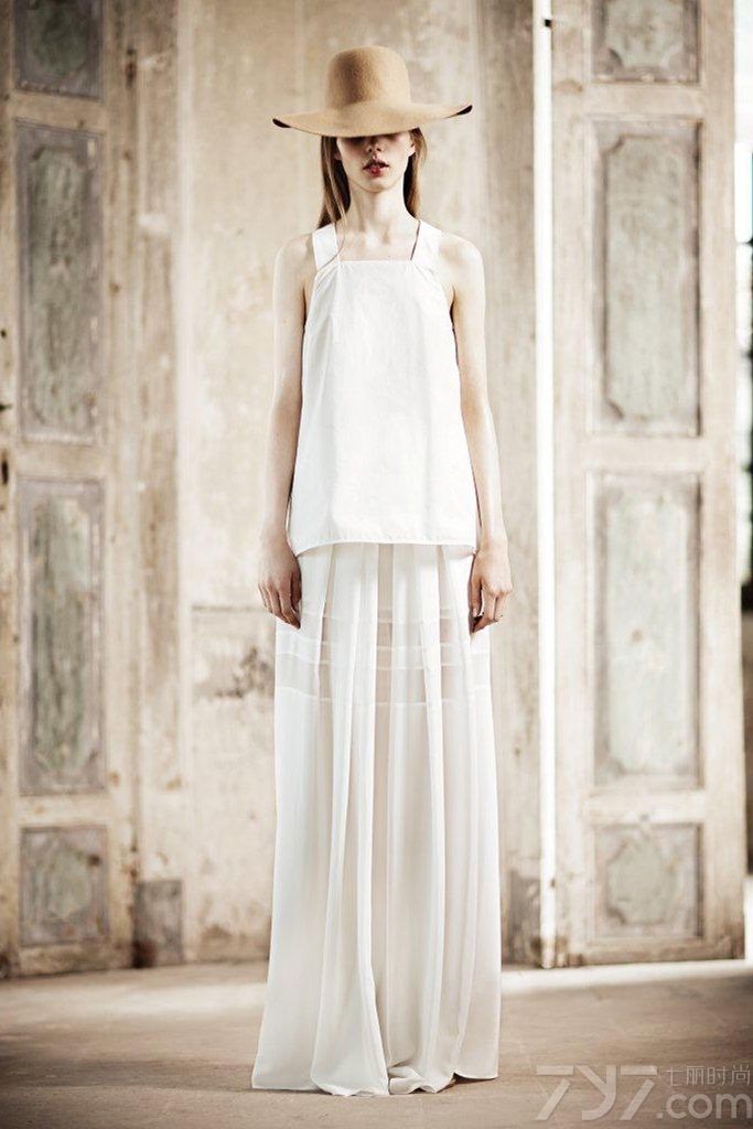 Philosophy发布2014早春度假系列时尚女装LookBook。本系列还是唯美的民族风格，带有一点欧式民族风的唯美与浪漫，加入了低调的大地色系印花。黑白灰裸的基调下与大檐帽的搭配延伸出羞怯的少女暧昧情节，不裸露不高调，带点文艺带点儿个性，这样迷离不清的少女味道却更诱人。