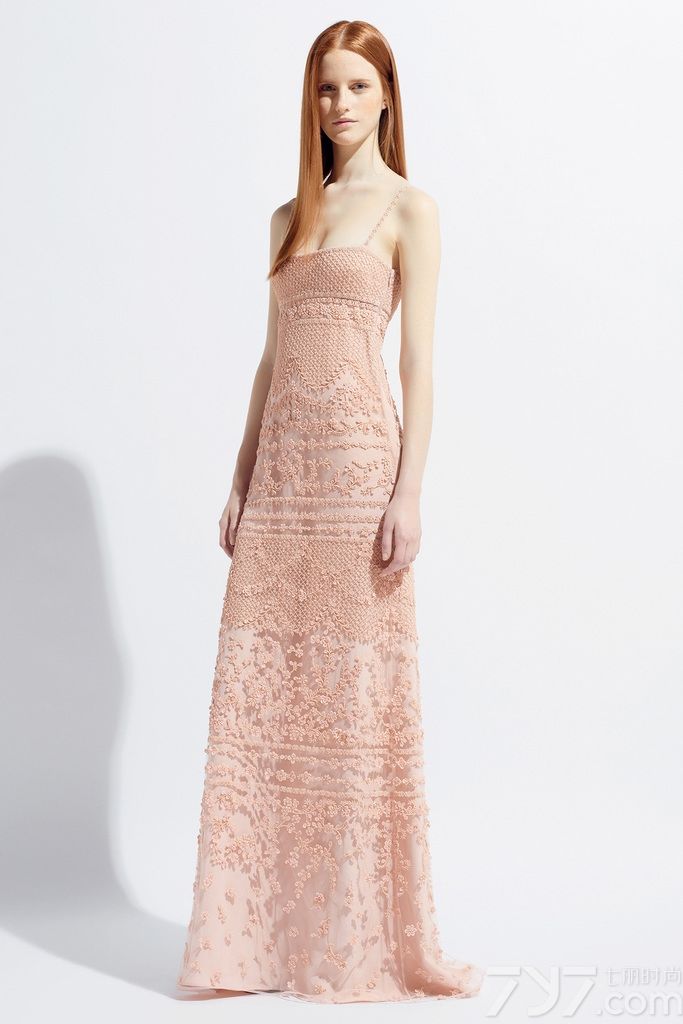 Valentino华伦天奴发布2014早春度假系列女装（连衣裙、外套、套装等）LookBook，本季系列除了尽显优雅、时尚的女性风格外，让想象力发挥魔力，融贯无瑕工艺与创意，把意念的演绎推上更高层次。纯白的色彩看上简洁，其出尘脱俗的气质却教人屏息。从雪纺到印花蕾丝，优雅的花卉图案为这些名贵质料的饰面增添美妙变化。精美绝伦的剪裁，高级进口的面料和华贵奢侈的风格，透出缕缕神秘的含蓄之美。