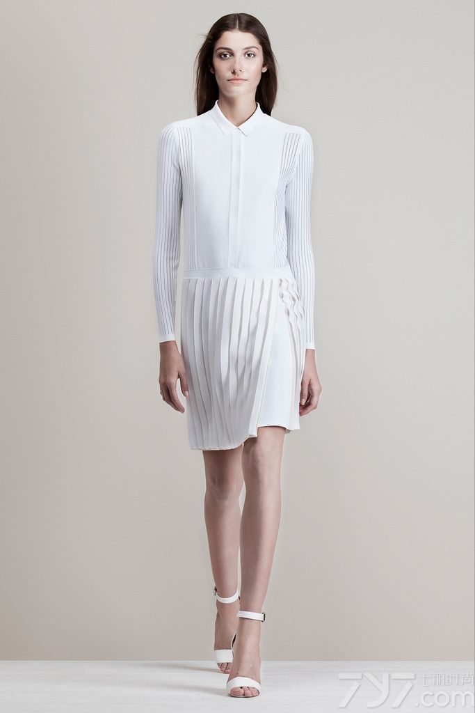 Pringle of Scotland是顶尖的苏格兰毛衣制品商，Pringle of Scotland2014度假系列流行发布。许多名人都穿着Pringle品牌，如玛格丽特公主，摩纳哥王后格雷斯 凯丽(Grace Kelly)，诺埃尔 科沃德(Noel Coward)，罗比 威廉斯，麦当娜，贝克汉姆。Pringle公司持有伊丽莎白二世女王和王太后颁发的王室供货许可证。本系列女装包括针织衫、连衣裙、外套、套装等，设计风格简洁，清新的颜色，显得大方不失庄重。