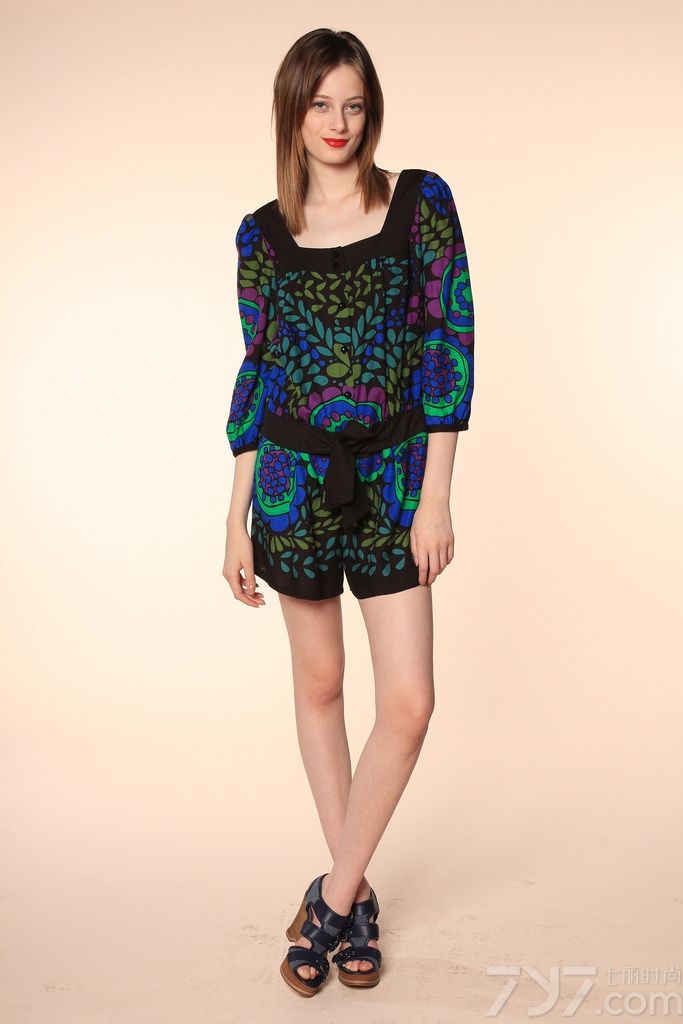 安娜苏是世界著名的时装及彩妆品牌，安娜苏产品具有极强的迷惑力，无论服装、配件还是彩妆，都能让人感觉到一种抢眼的、近乎妖艳的色彩震撼。Anna Sui（安娜苏）发布2014早春度假时尚夏装连衣裙系列LookBook，风格依旧甜美，洋溢着浓浓的复古气息和绚丽奢华的独特气质，大胆而略带叛逆的元素都集于她的设计之中。不过安娜苏服装华丽却不失实用性，它可以让时尚的都市女性发挥自己的无限创意，随心组合，在云集中也是以展现独特的个性魅力。