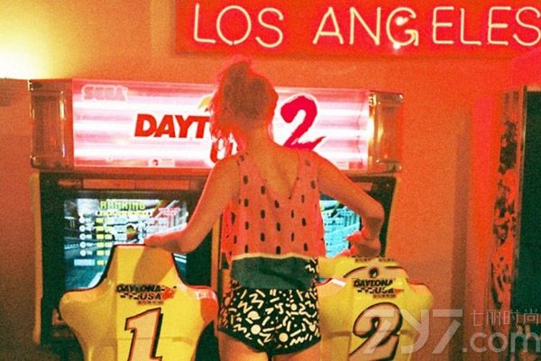 <p>每个人的内心深处总有几分神经质，不流于表面压抑着。伦敦潮牌Lazy Oaf的服装就正要带出每个人鲜为人知的这一面哦！近日Lazy Oaf &times; Nasty Gal合作系列，2013夏季女装Lookbook释出，灵感来自糖果纸、可爱贴纸，还有缤纷色彩的花花图案。令你一见快乐又童真未泯的特色设计，就是那种外表看来有趣，性格playful的女生穿搭style哦！</p>