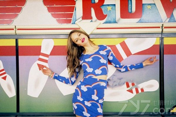 <p>每个人的内心深处总有几分神经质，不流于表面压抑着。伦敦潮牌Lazy Oaf的服装就正要带出每个人鲜为人知的这一面哦！近日Lazy Oaf &times; Nasty Gal合作系列，2013夏季女装Lookbook释出，灵感来自糖果纸、可爱贴纸，还有缤纷色彩的花花图案。令你一见快乐又童真未泯的特色设计，就是那种外表看来有趣，性格playful的女生穿搭style哦！</p>