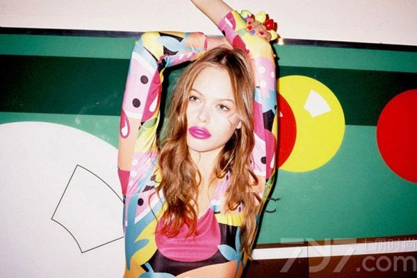 <p>每个人的内心深处总有几分神经质，不流于表面压抑着。伦敦潮牌Lazy Oaf的服装就正要带出每个人鲜为人知的这一面哦！近日Lazy Oaf &times; Nasty Gal合作系列，2013夏季女装Lookbook释出，灵感来自糖果纸、可爱贴纸，还有缤纷色彩的花花图案。令你一见快乐又童真未泯的特色设计，就是那种外表看来有趣，性格playful的女生穿搭style哦！</p>