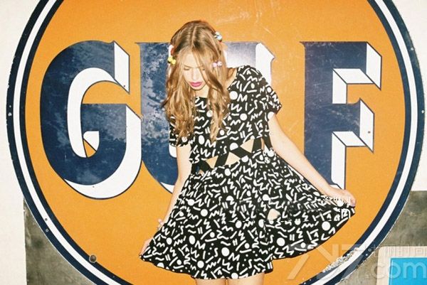 <p>每个人的内心深处总有几分神经质，不流于表面压抑着。伦敦潮牌Lazy Oaf的服装就正要带出每个人鲜为人知的这一面哦！近日Lazy Oaf &times; Nasty Gal合作系列，2013夏季女装Lookbook释出，灵感来自糖果纸、可爱贴纸，还有缤纷色彩的花花图案。令你一见快乐又童真未泯的特色设计，就是那种外表看来有趣，性格playful的女生穿搭style哦！</p>