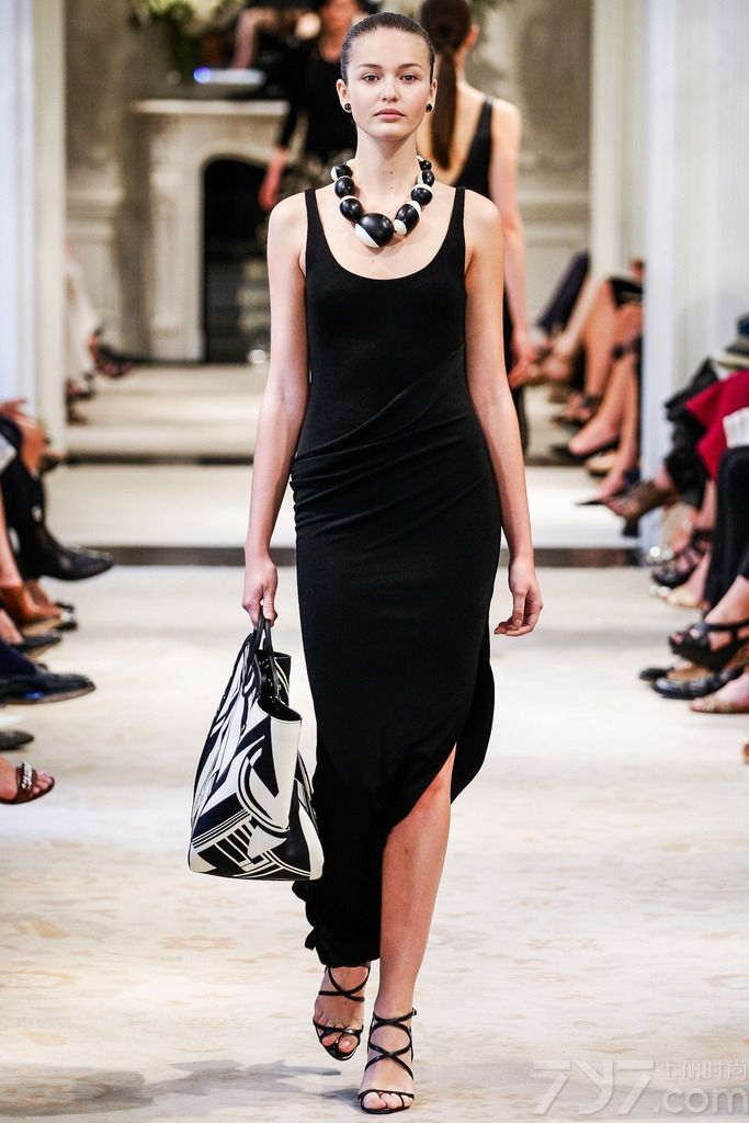 拉尔夫·劳伦(RALPH LAUREN)时装界“美国经典”品牌。Ralph Lauren（拉夫·劳伦）于纽约麦迪逊大街888号旗舰店中隆重发布2014早春度假系列女装套装连衣裙，这是设计师第一次将度假系时装秀摆上秀场。本季设计师依然以大片的黑色和少部分的粉色紫色白色，经典的帽子贯穿整个秀场，打板和剪裁Ralph Lauren独特的女人味，在腰部线条的强调上将性感与中性柔和的恰到好处。“美国风格在他的手上，从想像变成了旧价值观：真实。”这句话一语道破拉尔夫·劳伦的设计风格与成就。