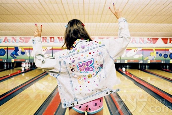 <p>每个人的内心深处总有几分神经质，不流于表面压抑着。伦敦潮牌Lazy Oaf的服装就正要带出每个人鲜为人知的这一面哦！近日Lazy Oaf &times; Nasty Gal合作系列，2013夏季女装Lookbook释出，灵感来自糖果纸、可爱贴纸，还有缤纷色彩的花花图案。令你一见快乐又童真未泯的特色设计，就是那种外表看来有趣，性格playful的女生穿搭style哦！</p>