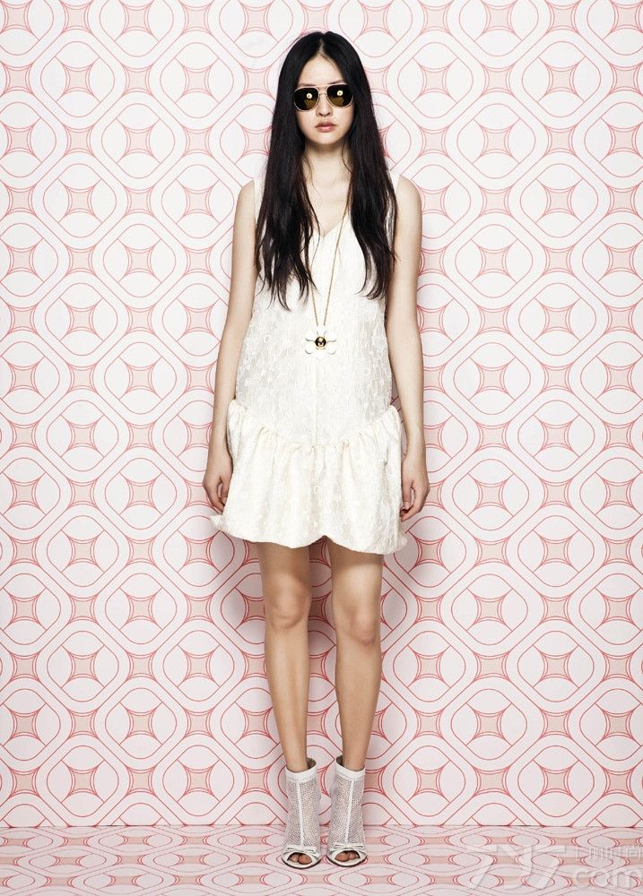 “莫斯奇诺平价施客”(Moschino Cheap&Chic) 是莫斯奇诺 (Moschino) 旗下副线之一。“莫斯奇诺平价施客”(Moschino Cheap&Chic) 主攻少女市场。Moschino Cheap & Chic 2014早春度假系列从七十年代的波西米亚汲取灵感，勾勒一个个别致的吉普赛少女形象。装饰性的色彩和配饰是莫斯奇诺 (Moschino) 的象征。宽松款式成为Moschino Cheap & Chic本季主导，其中包括短款长袖西装外套，雏菊印花的纯棉T恤，亮片水晶装饰的长款连衣裙。A-LINE丝绸提花的连衣裙，领口超大的蝴蝶结装饰等细节精致又不失现代感。