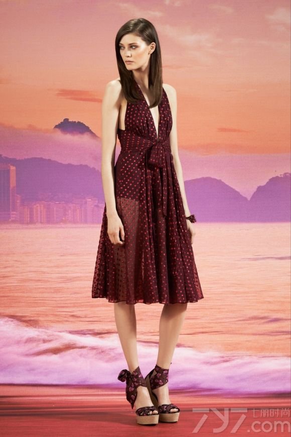 Frida Giannini以年轻、多彩的里约热内卢为元素推出Gucci（古驰）2014早春度假系列。诱惑印心图案丝绸双绉长裙碰撞轻松圆点雪纺连衣裙。Giannini还尝试在经典中加入有趣的元素或高腰设计。
Gucci，意大利时装品牌，由古驰奥·古驰在1921年于佛罗伦斯创办。古驰的产品包括时装、皮具、皮鞋、手表、领带、丝巾、香水、家居用品及宠物用品等，中文译作古琦、古驰。
古琦品牌时装一向以高档、豪华、性感而闻名于世，以“身份与财富之象征”品牌形象成为富有的上流社会的消费宠儿，一向被商界人士垂青，时尚之余不失高雅。古琦现在是意大利最大的时装集团。古驰--永恒而经典并深受明星们的青睐，品牌灵感源自演员，公主和名媛等杰出女性。