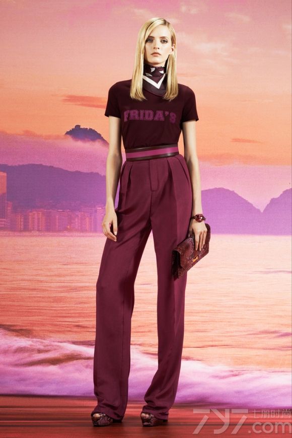 Frida Giannini以年轻、多彩的里约热内卢为元素推出Gucci（古驰）2014早春度假系列。诱惑印心图案丝绸双绉长裙碰撞轻松圆点雪纺连衣裙。Giannini还尝试在经典中加入有趣的元素或高腰设计。
Gucci，意大利时装品牌，由古驰奥·古驰在1921年于佛罗伦斯创办。古驰的产品包括时装、皮具、皮鞋、手表、领带、丝巾、香水、家居用品及宠物用品等，中文译作古琦、古驰。
古琦品牌时装一向以高档、豪华、性感而闻名于世，以“身份与财富之象征”品牌形象成为富有的上流社会的消费宠儿，一向被商界人士垂青，时尚之余不失高雅。古琦现在是意大利最大的时装集团。古驰--永恒而经典并深受明星们的青睐，品牌灵感源自演员，公主和名媛等杰出女性。