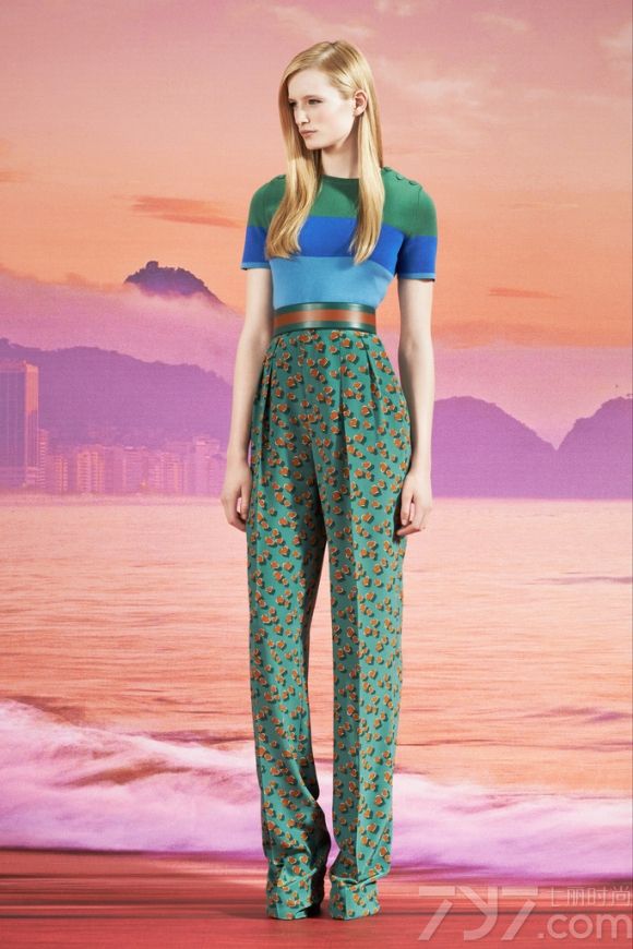 Frida Giannini以年轻、多彩的里约热内卢为元素推出Gucci（古驰）2014早春度假系列。诱惑印心图案丝绸双绉长裙碰撞轻松圆点雪纺连衣裙。Giannini还尝试在经典中加入有趣的元素或高腰设计。
Gucci，意大利时装品牌，由古驰奥·古驰在1921年于佛罗伦斯创办。古驰的产品包括时装、皮具、皮鞋、手表、领带、丝巾、香水、家居用品及宠物用品等，中文译作古琦、古驰。
古琦品牌时装一向以高档、豪华、性感而闻名于世，以“身份与财富之象征”品牌形象成为富有的上流社会的消费宠儿，一向被商界人士垂青，时尚之余不失高雅。古琦现在是意大利最大的时装集团。古驰--永恒而经典并深受明星们的青睐，品牌灵感源自演员，公主和名媛等杰出女性。