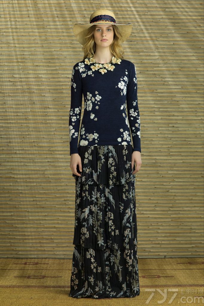 Tory Burch发布2014度假系列女装。Tory Burch托里·伯奇品牌的创始人是Tory Burch女士。Tory Burch 是一个实际可行的奢侈生活方式品牌，源于经典的美国运动时装风格，充满无拘无束的活力与感觉，充分体现了行政总裁Tory Burch的个人风格和精神。她独具慧眼，将设计师的审美观与价值观在市场上取得平衡，创作出时尚又适合所有年龄女性穿着的时装与配饰。
