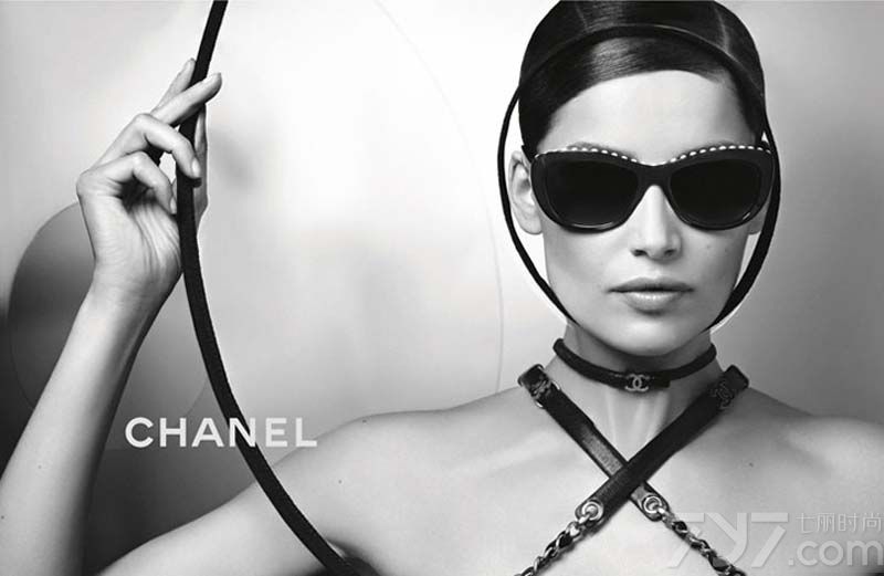 <p>法国女神Laetitia Casta成为老佛爷 Karl Lagerfeld 镜头下的新的缪斯,全新演绎香奈儿春夏眼镜大片。香奈儿最新广告大片曝光，依旧由Karl Lagerfeld掌镜，不改品牌一贯的黑白色调，优雅严肃中亦有几分俏皮挑逗。</p>