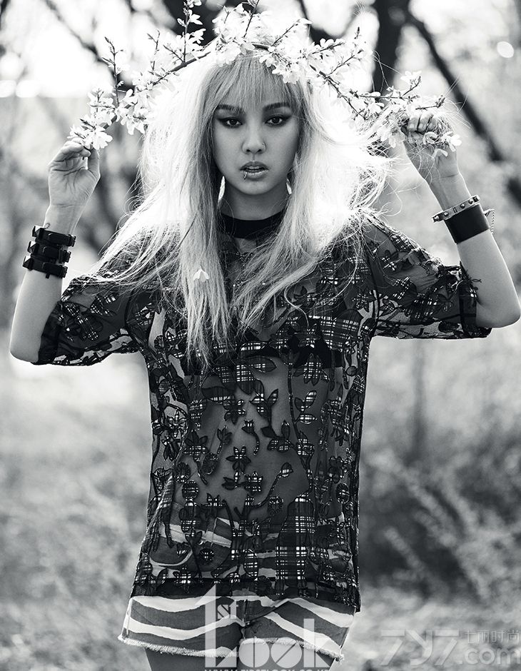 韩性感女王李孝利公开以“Modern Rock Girl”为主题的黑白写真，火辣十足的性感装配极具魅惑的烟熏妆大展复古摩登范儿。