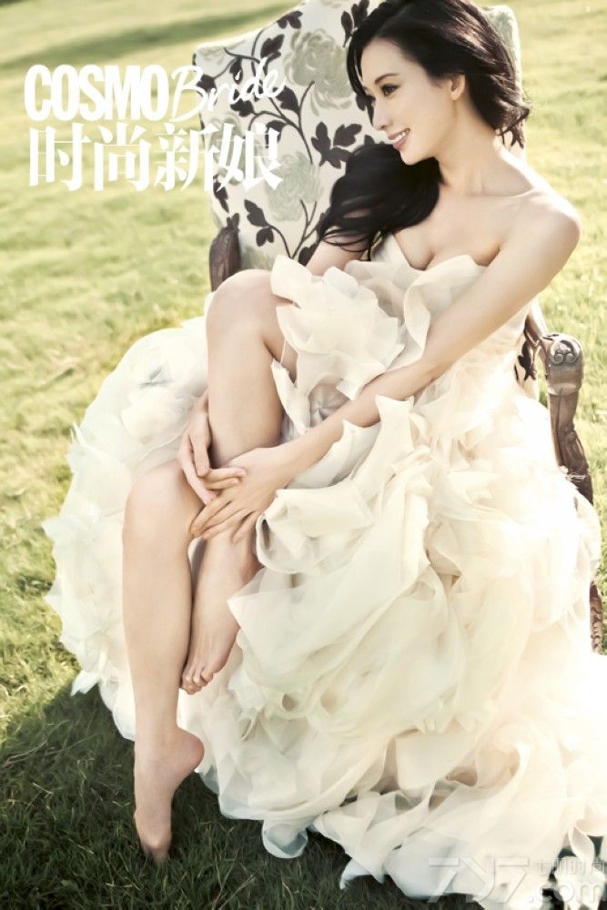 <p>近日，《101次求婚》联合《时尚新娘》曝光了一组情人节刊&ldquo;逆天大片&rdquo;，在电影中饰演包工头的黄渤一身西装革履，表情放浪形骸，彻底化身高富帅，而电影中另外一位女主角林志玲则继续着她的女神范儿，一身婚纱华美动人，只不过此番林志玲单膝下跪，手捧鲜花，一副&ldquo;求求你，让我嫁给你&rdquo;的表情，众网友调侃这简直是&ldquo;屌丝翻身把歌唱，女神下跪求关注。&rdquo;</p>