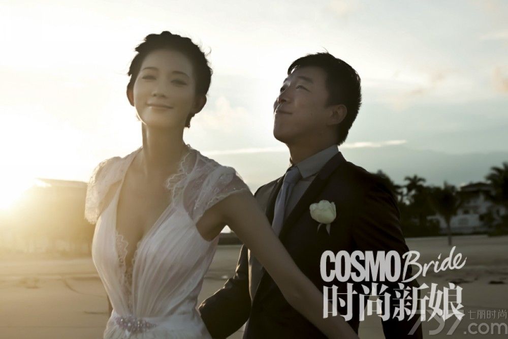 <p>近日，《101次求婚》联合《时尚新娘》曝光了一组情人节刊&ldquo;逆天大片&rdquo;，在电影中饰演包工头的黄渤一身西装革履，表情放浪形骸，彻底化身高富帅，而电影中另外一位女主角林志玲则继续着她的女神范儿，一身婚纱华美动人，只不过此番林志玲单膝下跪，手捧鲜花，一副&ldquo;求求你，让我嫁给你&rdquo;的表情，众网友调侃这简直是&ldquo;屌丝翻身把歌唱，女神下跪求关注。&rdquo;</p>