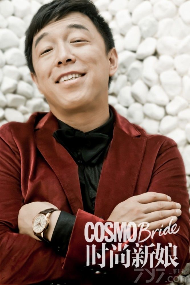 <p>近日，《101次求婚》联合《时尚新娘》曝光了一组情人节刊&ldquo;逆天大片&rdquo;，在电影中饰演包工头的黄渤一身西装革履，表情放浪形骸，彻底化身高富帅，而电影中另外一位女主角林志玲则继续着她的女神范儿，一身婚纱华美动人，只不过此番林志玲单膝下跪，手捧鲜花，一副&ldquo;求求你，让我嫁给你&rdquo;的表情，众网友调侃这简直是&ldquo;屌丝翻身把歌唱，女神下跪求关注。&rdquo;</p>