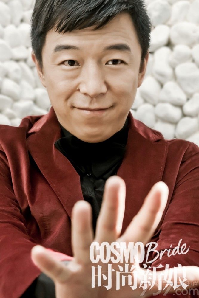 <p>近日，《101次求婚》联合《时尚新娘》曝光了一组情人节刊&ldquo;逆天大片&rdquo;，在电影中饰演包工头的黄渤一身西装革履，表情放浪形骸，彻底化身高富帅，而电影中另外一位女主角林志玲则继续着她的女神范儿，一身婚纱华美动人，只不过此番林志玲单膝下跪，手捧鲜花，一副&ldquo;求求你，让我嫁给你&rdquo;的表情，众网友调侃这简直是&ldquo;屌丝翻身把歌唱，女神下跪求关注。&rdquo;</p>