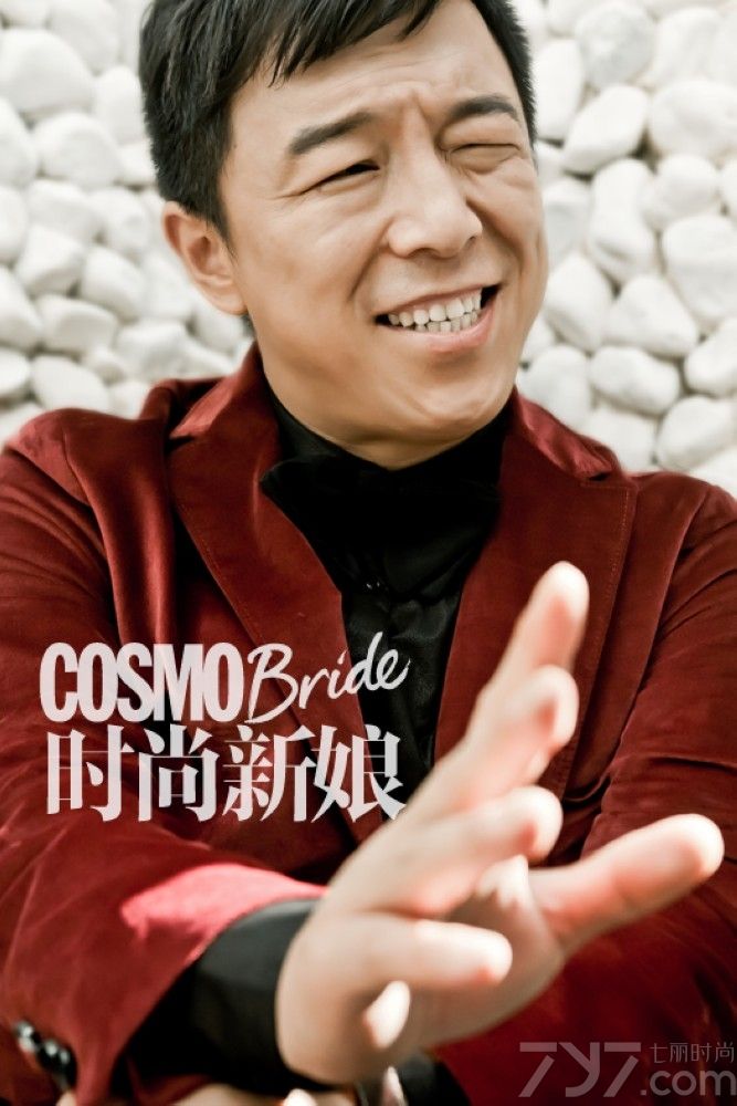 <p>近日，《101次求婚》联合《时尚新娘》曝光了一组情人节刊&ldquo;逆天大片&rdquo;，在电影中饰演包工头的黄渤一身西装革履，表情放浪形骸，彻底化身高富帅，而电影中另外一位女主角林志玲则继续着她的女神范儿，一身婚纱华美动人，只不过此番林志玲单膝下跪，手捧鲜花，一副&ldquo;求求你，让我嫁给你&rdquo;的表情，众网友调侃这简直是&ldquo;屌丝翻身把歌唱，女神下跪求关注。&rdquo;</p>